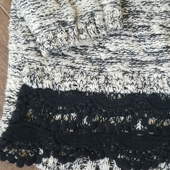 Lace-trim maternity sweater - Picture 3 of 5